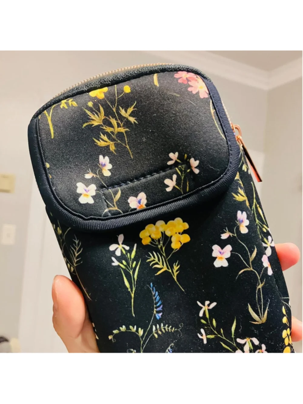 🌸 Stylish & Compact: Black Floral Print Phone Pouch/Crossbody Bag 🌸